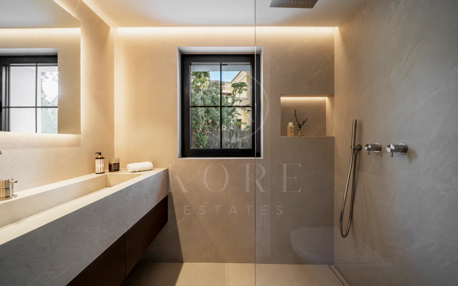 Ubicado en el corazón de Nueva Andalucía, Auriga 13 es una villa recientemente renovada que ofrece una mezcla de confort y estilo