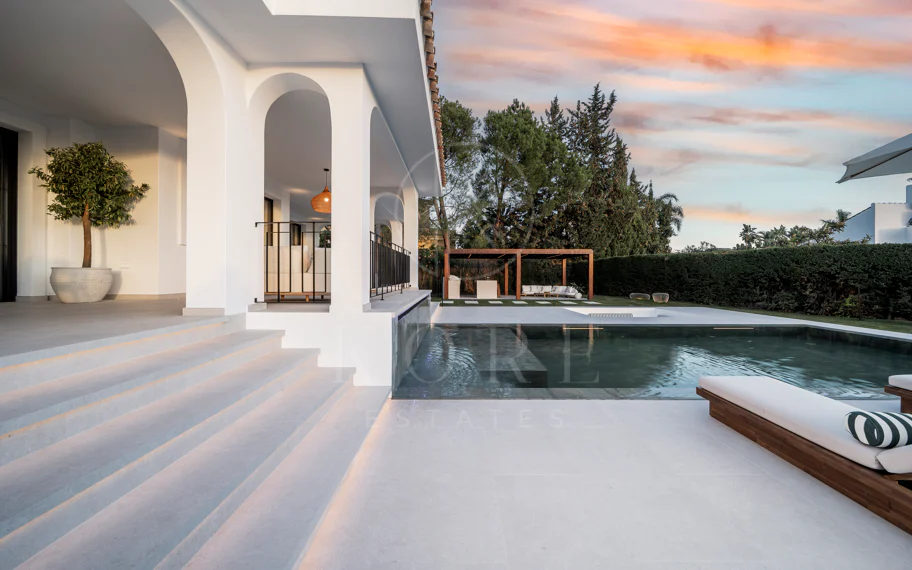 Ubicado en el corazón de Nueva Andalucía, Auriga 13 es una villa recientemente renovada que ofrece una mezcla de confort y estilo