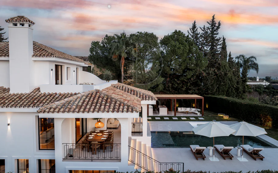Ubicado en el corazón de Nueva Andalucía, Auriga 13 es una villa recientemente renovada que ofrece una mezcla de confort y estilo