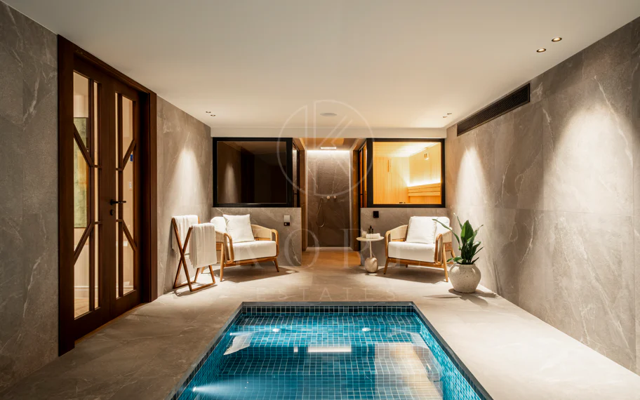 Ubicado en el corazón de Nueva Andalucía, Auriga 13 es una villa recientemente renovada que ofrece una mezcla de confort y estilo