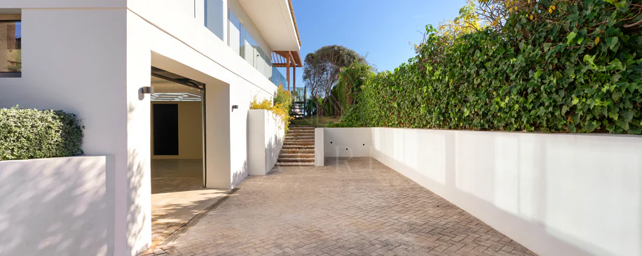 Villa Olivia - Frontline golf villa in Nueva Andalucía