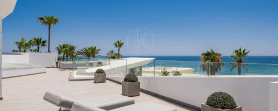 Villa for sale in Los Monteros Playa, Marbella East