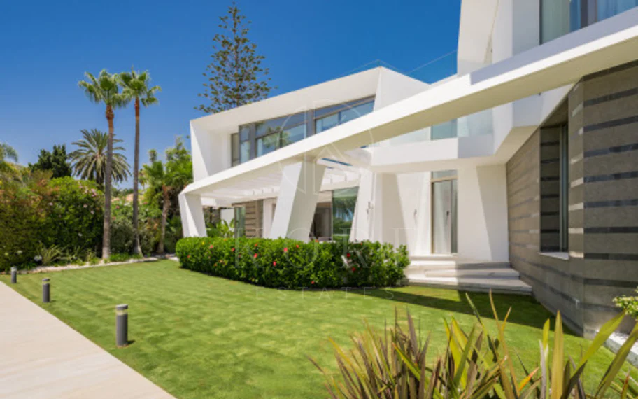 Villa en venta en Los Monteros Playa, Marbella Este