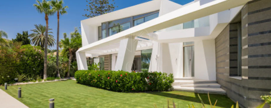 Villa for sale in Los Monteros Playa, Marbella East