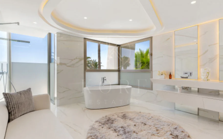 Villa en venta en Los Monteros Playa, Marbella Este