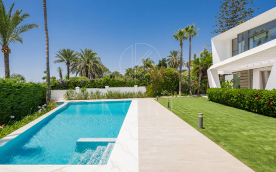 Villa en venta en Los Monteros Playa, Marbella Este