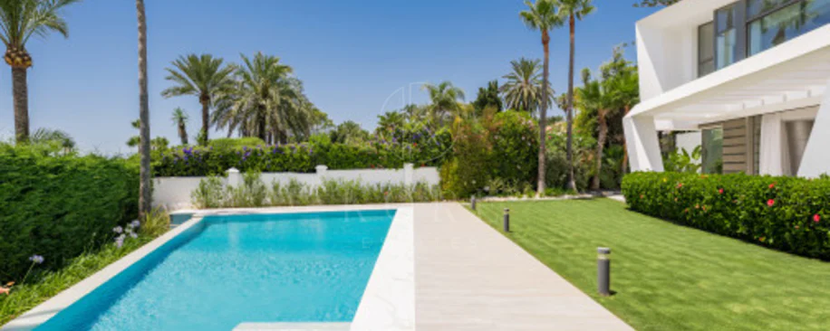 Villa for sale in Los Monteros Playa, Marbella East