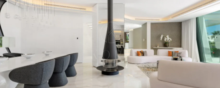 Villa for sale in Los Monteros Playa, Marbella East
