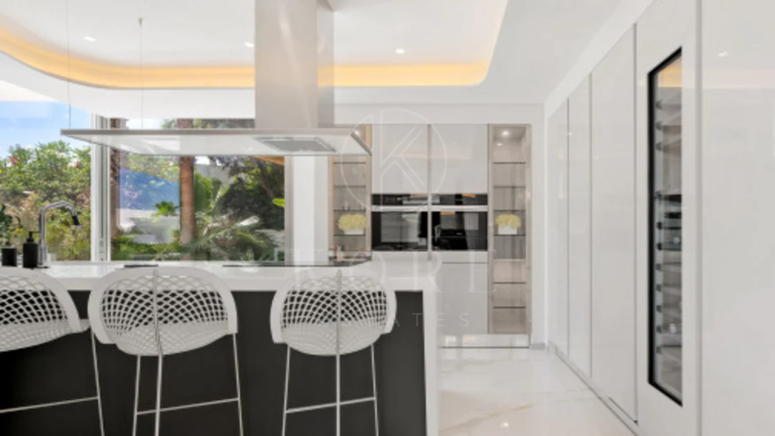 Villa for sale in Los Monteros Playa, Marbella East