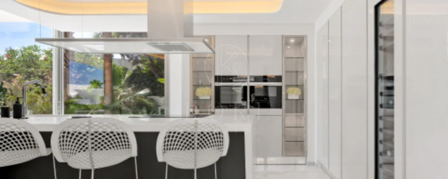 Villa for sale in Los Monteros Playa, Marbella East