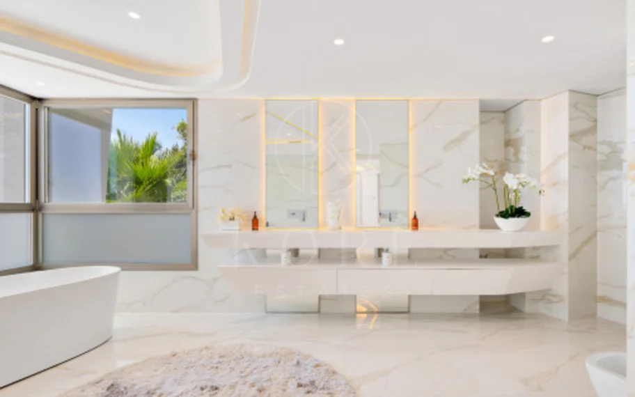 Villa en venta en Los Monteros Playa, Marbella Este