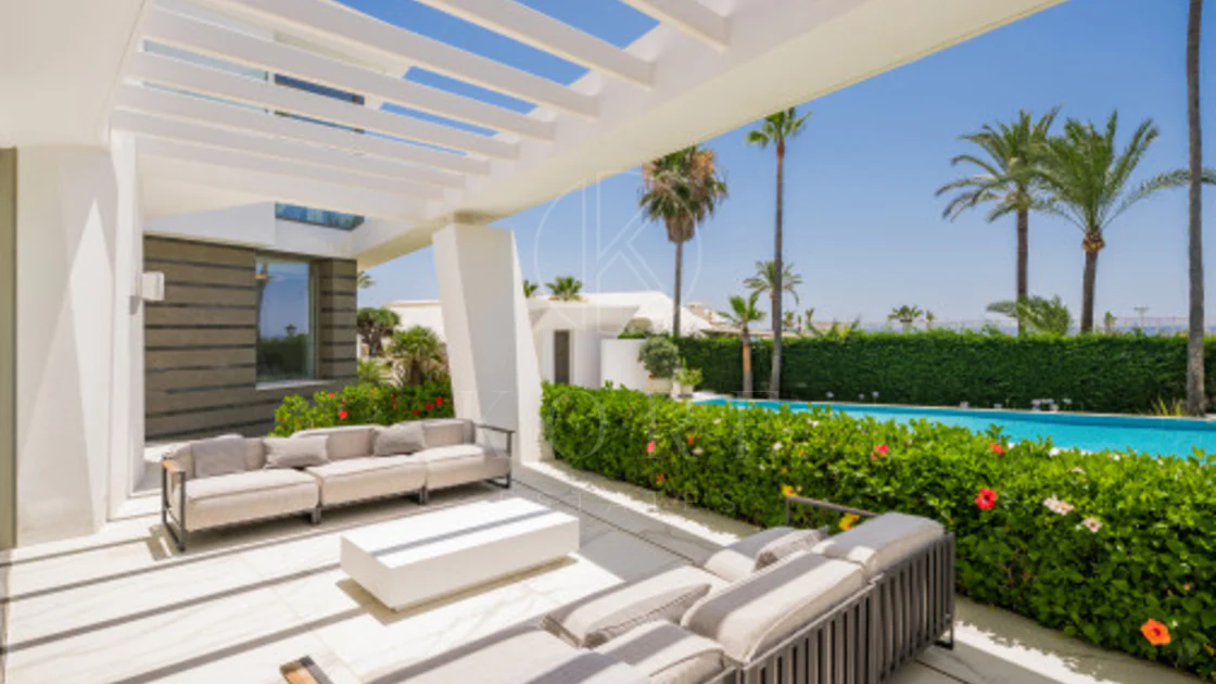 Villa for sale in Los Monteros Playa, Marbella East