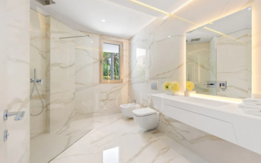 Villa en venta en Los Monteros Playa, Marbella Este
