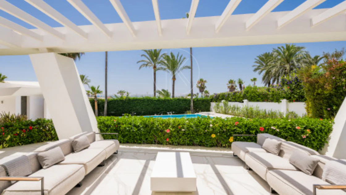 Villa for sale in Los Monteros Playa, Marbella East