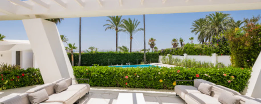 Villa for sale in Los Monteros Playa, Marbella East