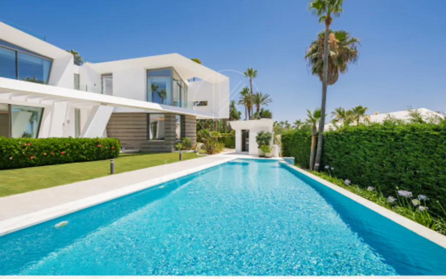 Villa en venta en Los Monteros Playa, Marbella Este