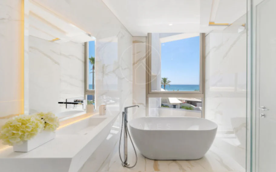 Villa en venta en Los Monteros Playa, Marbella Este