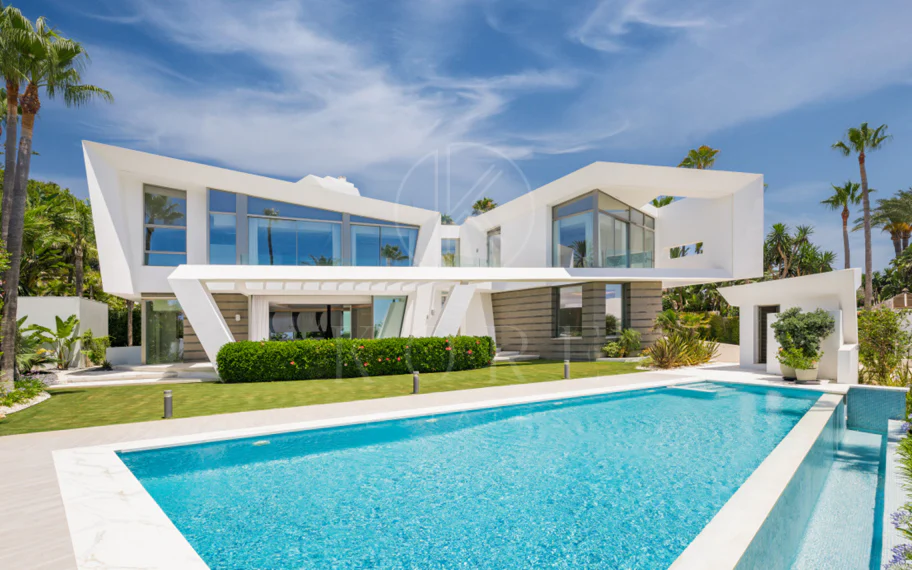 Villa en venta en Los Monteros Playa, Marbella Este