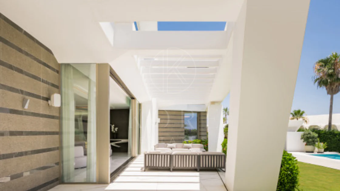 Villa for sale in Los Monteros Playa, Marbella East