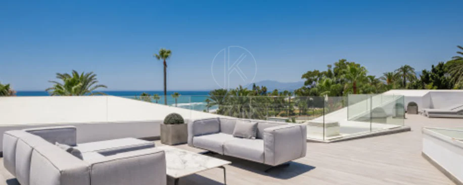 Villa for sale in Los Monteros Playa, Marbella East