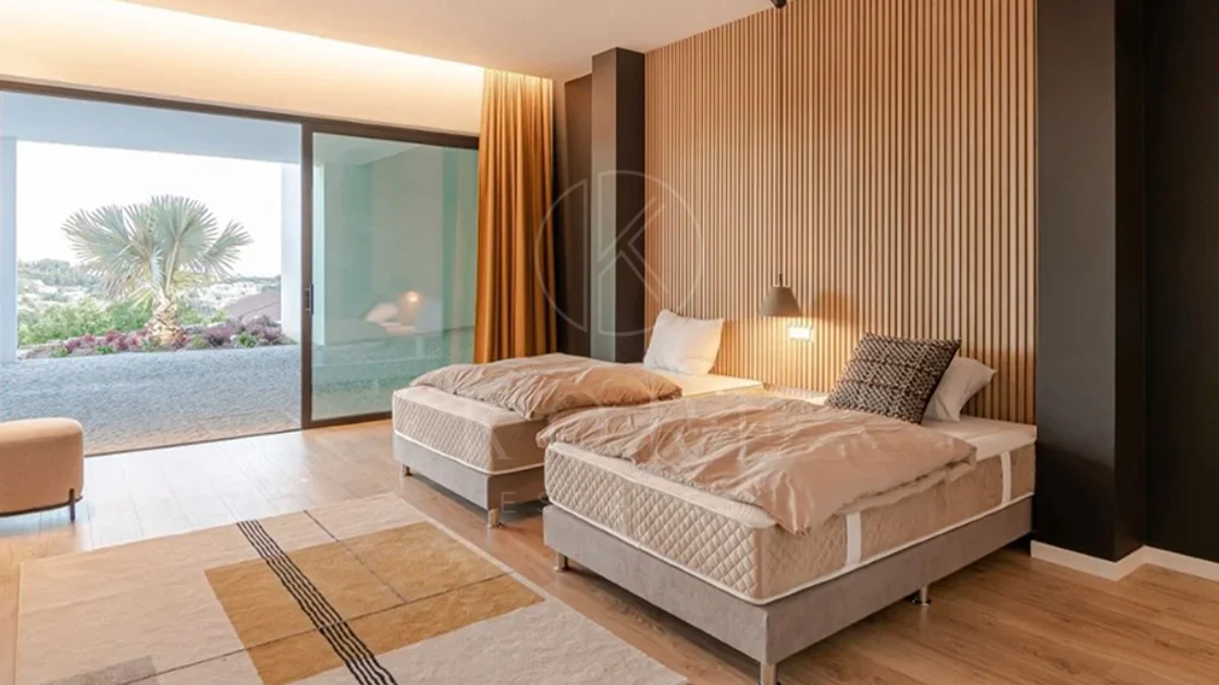 1,580 m² of Pure Luxury, Privacy & Panoramic Views