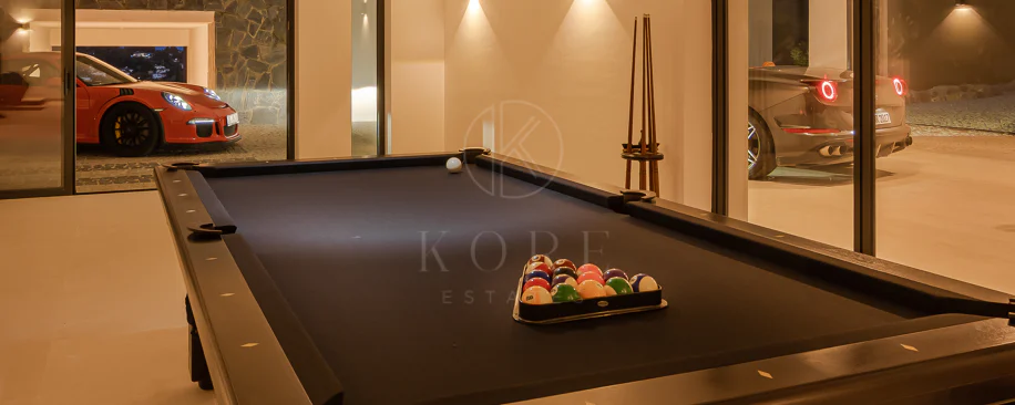 Contemporary 6-Bedroom Luxury Villa with Panoramic Sea, Golf & La Concha Views