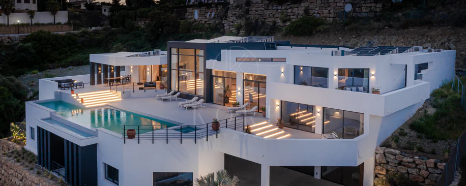 Contemporary 6-Bedroom Luxury Villa with Panoramic Sea, Golf & La Concha Views