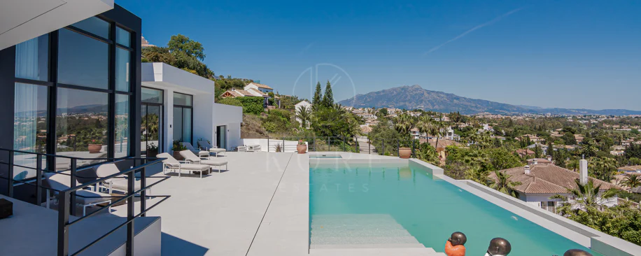 Contemporary 6-Bedroom Luxury Villa with Panoramic Sea, Golf & La Concha Views