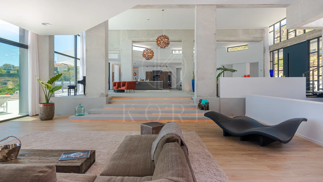 Contemporary 6-Bedroom Luxury Villa with Panoramic Sea, Golf & La Concha Views