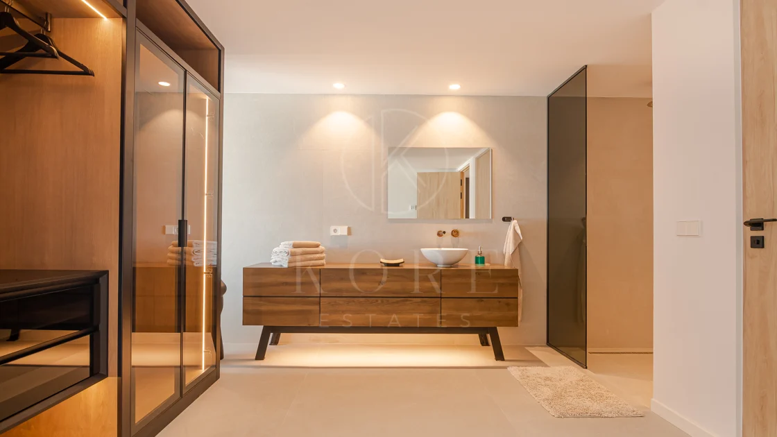 Contemporary 6-Bedroom Luxury Villa with Panoramic Sea, Golf & La Concha Views