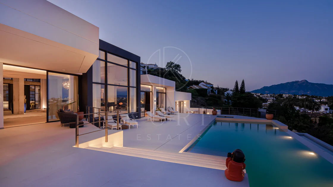 Contemporary 6-Bedroom Luxury Villa with Panoramic Sea, Golf & La Concha Views