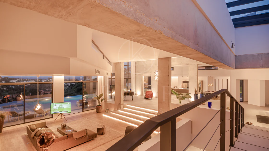 Contemporary 6-Bedroom Luxury Villa with Panoramic Sea, Golf & La Concha Views