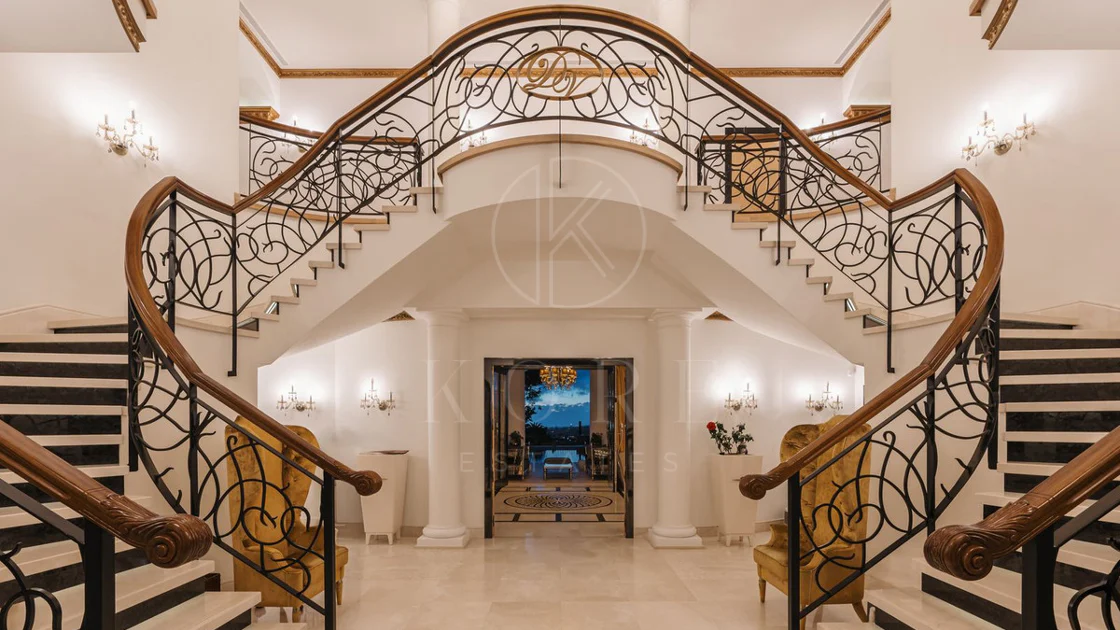 Villa for sale in Hacienda las Chapas, Marbella East