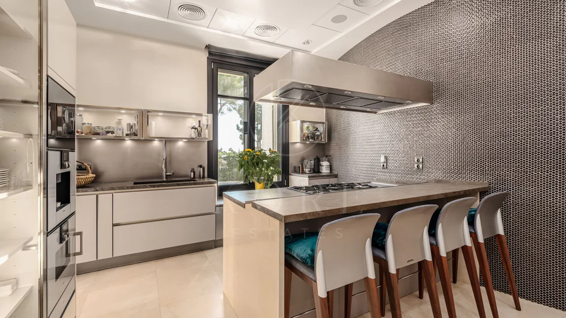 Villa for sale in Hacienda las Chapas, Marbella East