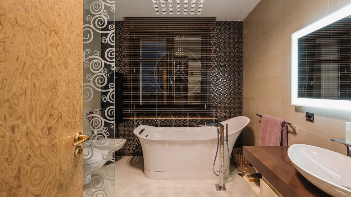 Villa for sale in Hacienda las Chapas, Marbella East