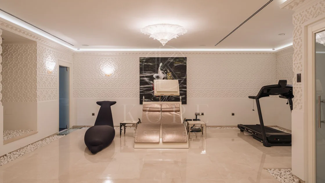 Villa for sale in Hacienda las Chapas, Marbella East