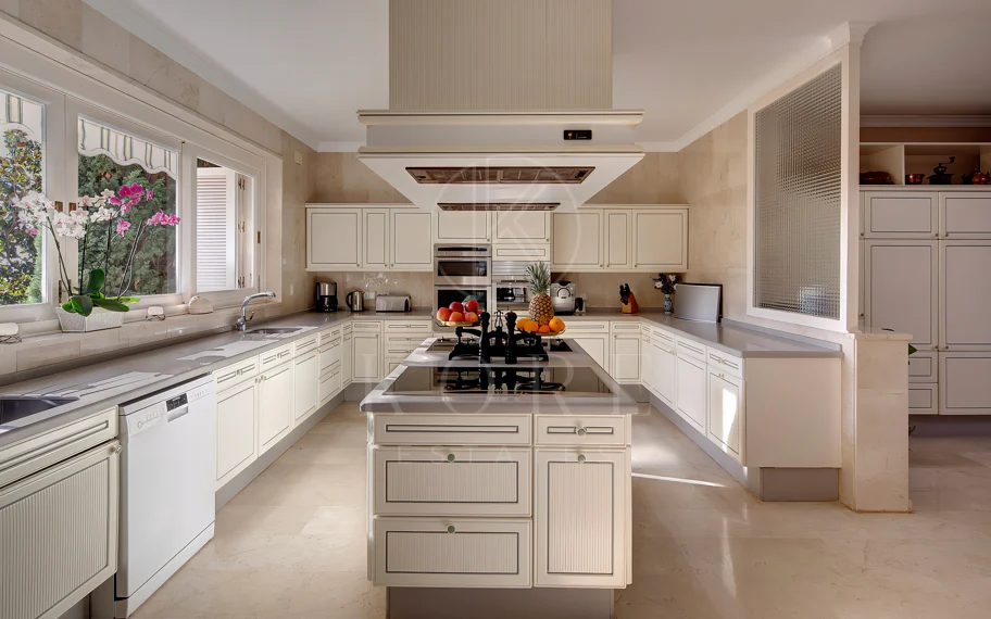Villa en venta en Rio Real Golf, Marbella Este