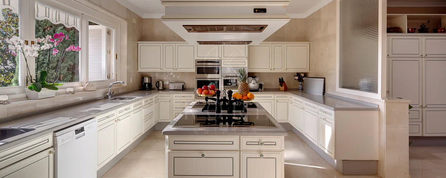 Villa for sale in Rio Real Golf, Marbella East