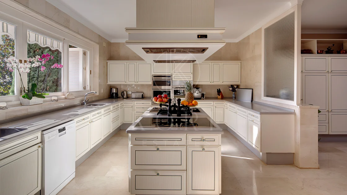 Villa for sale in Rio Real Golf, Marbella East