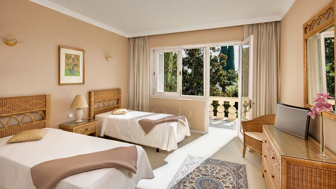 Villa for sale in Rio Real Golf, Marbella East