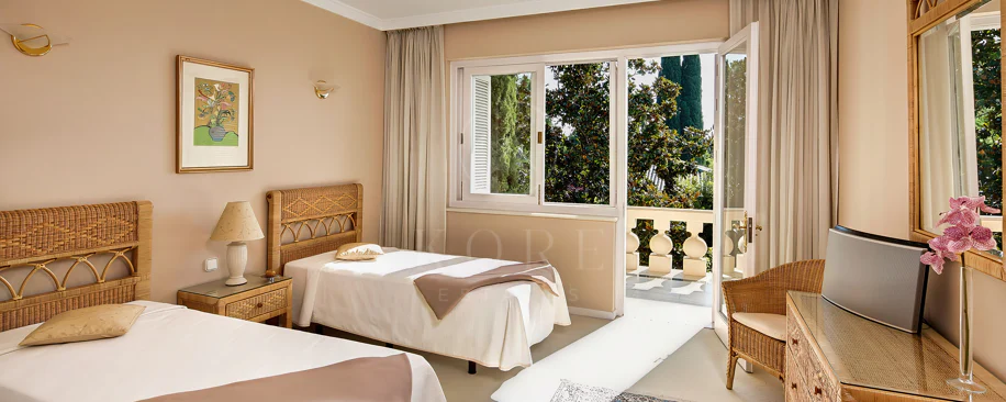 Villa for sale in Rio Real Golf, Marbella East