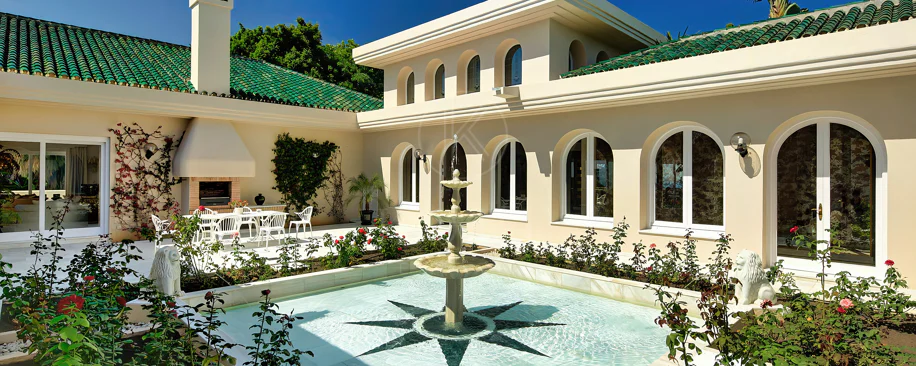 Villa for sale in Rio Real Golf, Marbella East