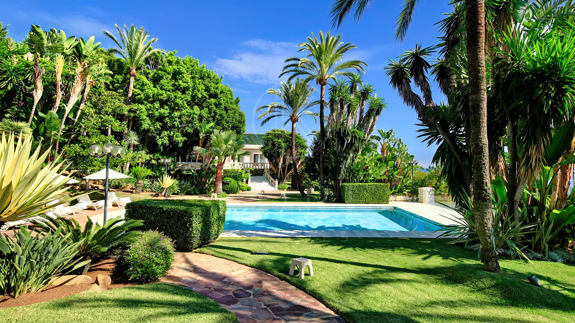 Villa for sale in Rio Real Golf, Marbella East