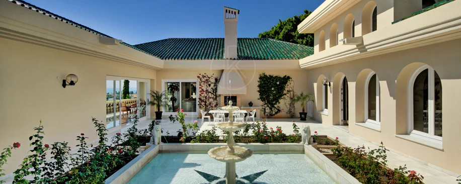 Villa for sale in Rio Real Golf, Marbella East