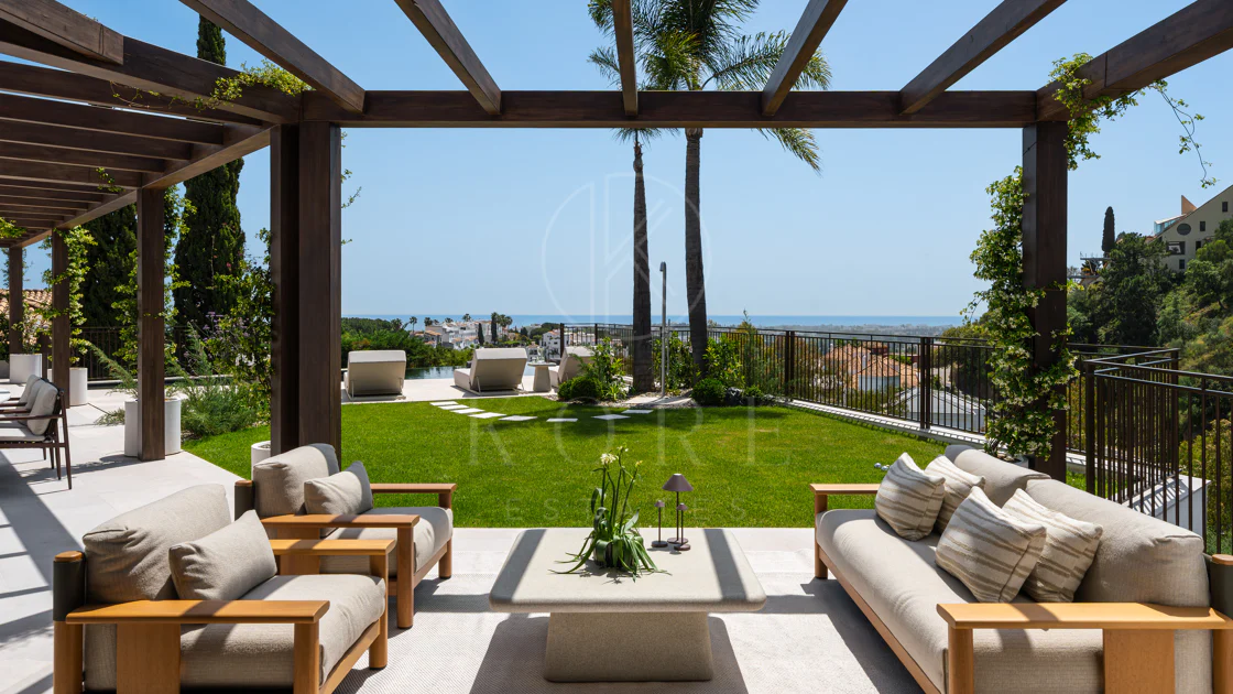 Elegant Andalusian-Style Villa with Contemporary Interiors in El Herrojo