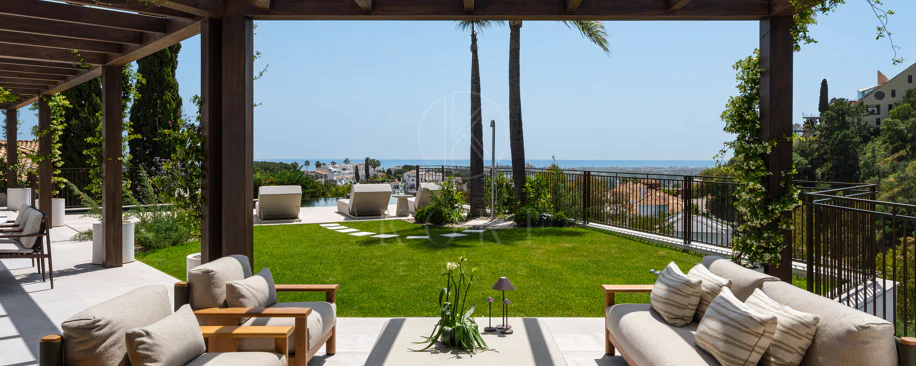 Elegant Andalusian-Style Villa with Contemporary Interiors in El Herrojo