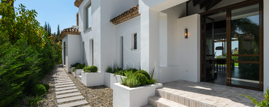 Elegant Andalusian-Style Villa with Contemporary Interiors in El Herrojo