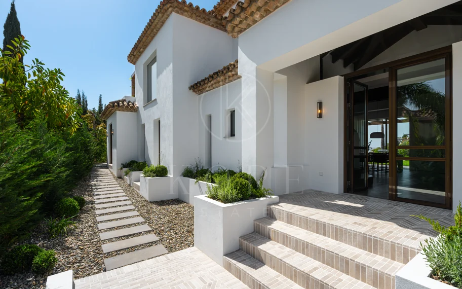 Villa en venta en El Herrojo, Benahavis