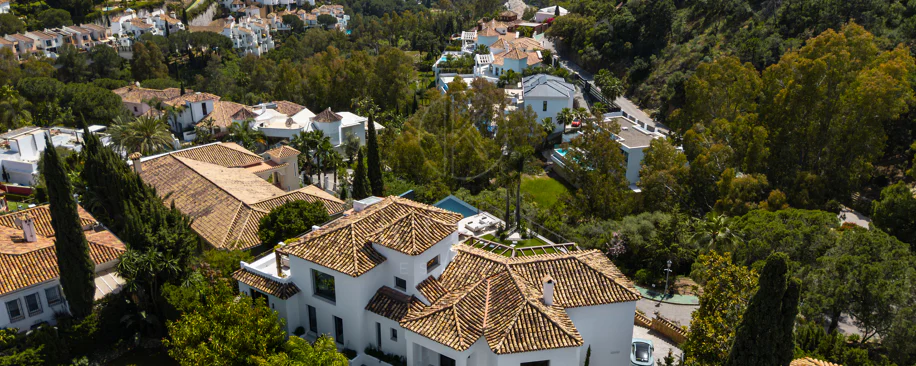 Elegant Andalusian-Style Villa with Contemporary Interiors in El Herrojo