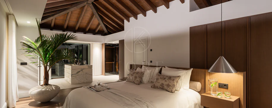 Elegant Andalusian-Style Villa with Contemporary Interiors in El Herrojo